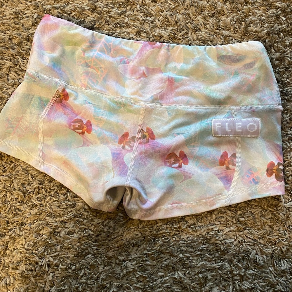 Small Fleo LRC shorts.